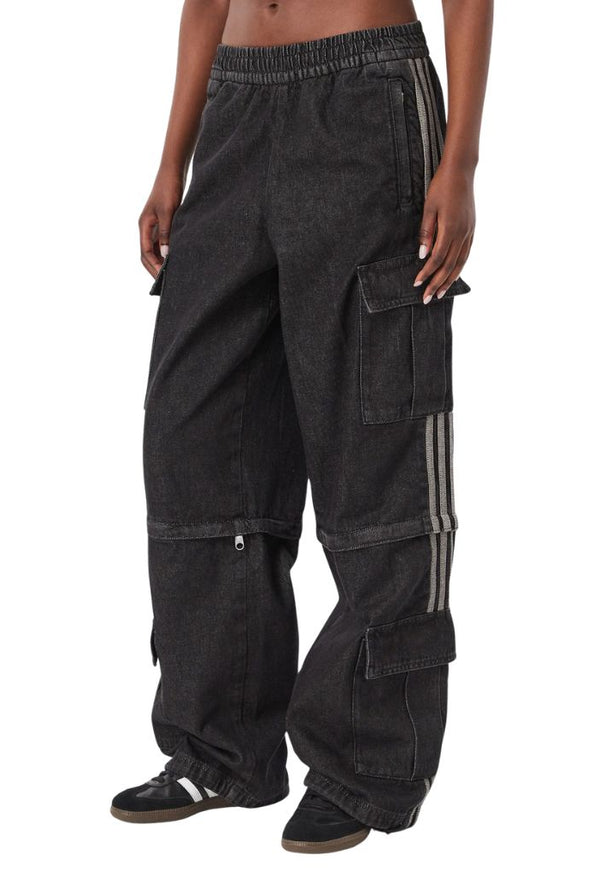 Pantalone cargo adidas in denim nero con cerniera trasformabile