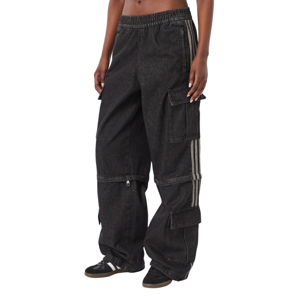 Pantalone cargo adidas in denim nero con cerniera trasformabile