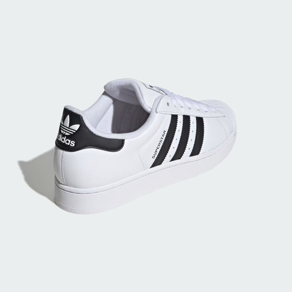 Sneaker Adidas Superstar bianca nera punta conchiglia