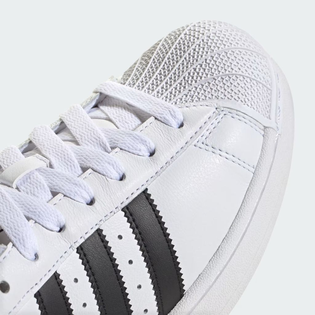 Sneaker Adidas Superstar bianca nera punta conchiglia