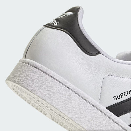 Sneaker Adidas Superstar bianca nera punta conchiglia