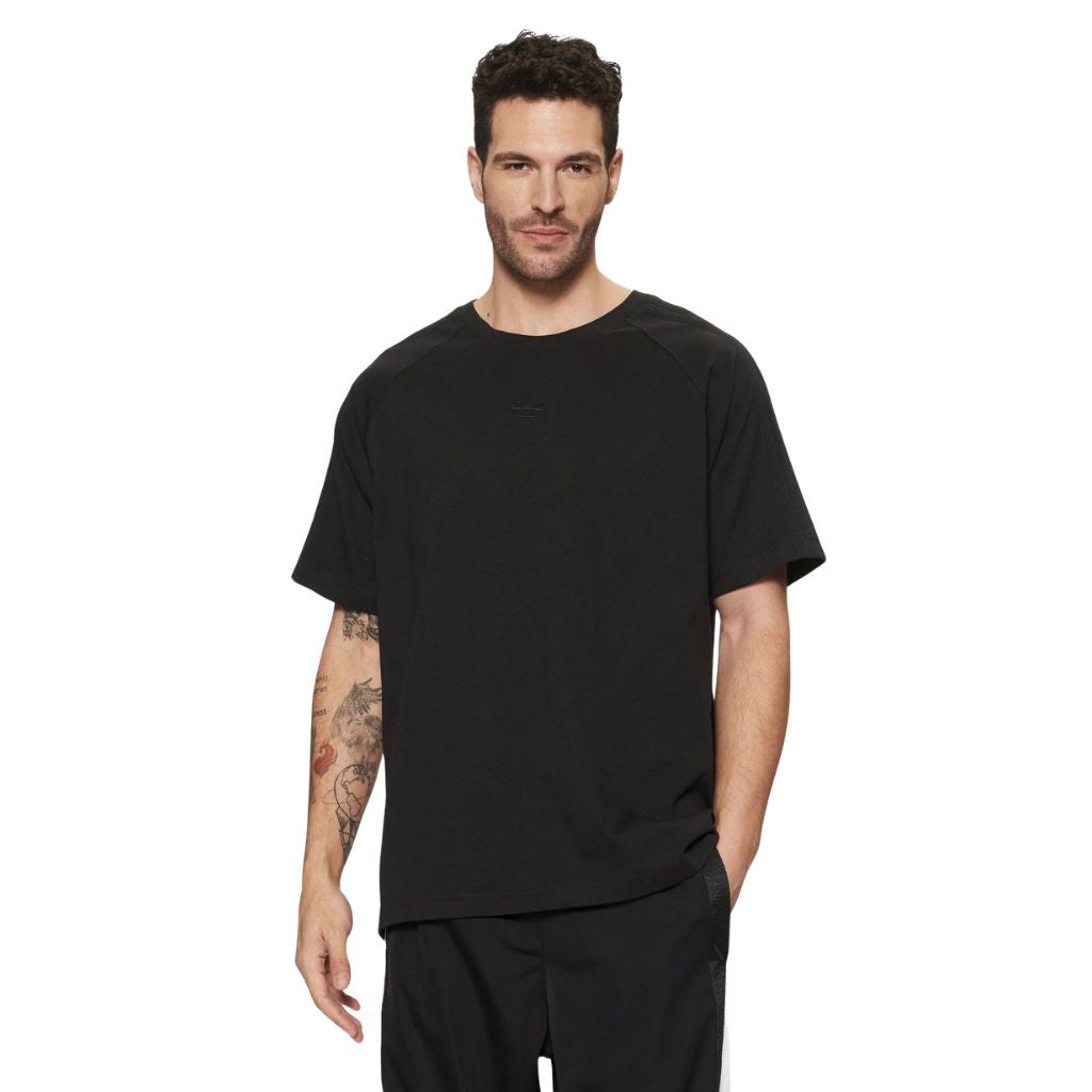 T-shirt adidas da uomo nera con logo tono su tono