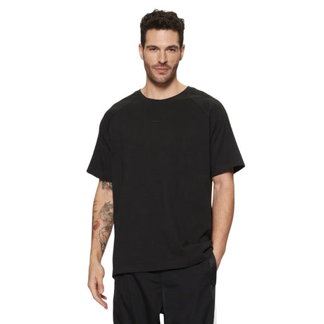 T-shirt adidas da uomo nera con logo tono su tono