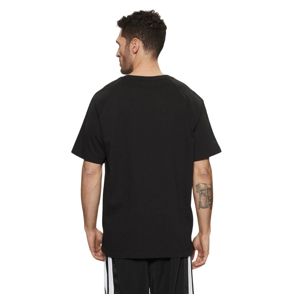 T-shirt adidas da uomo nera con logo tono su tono