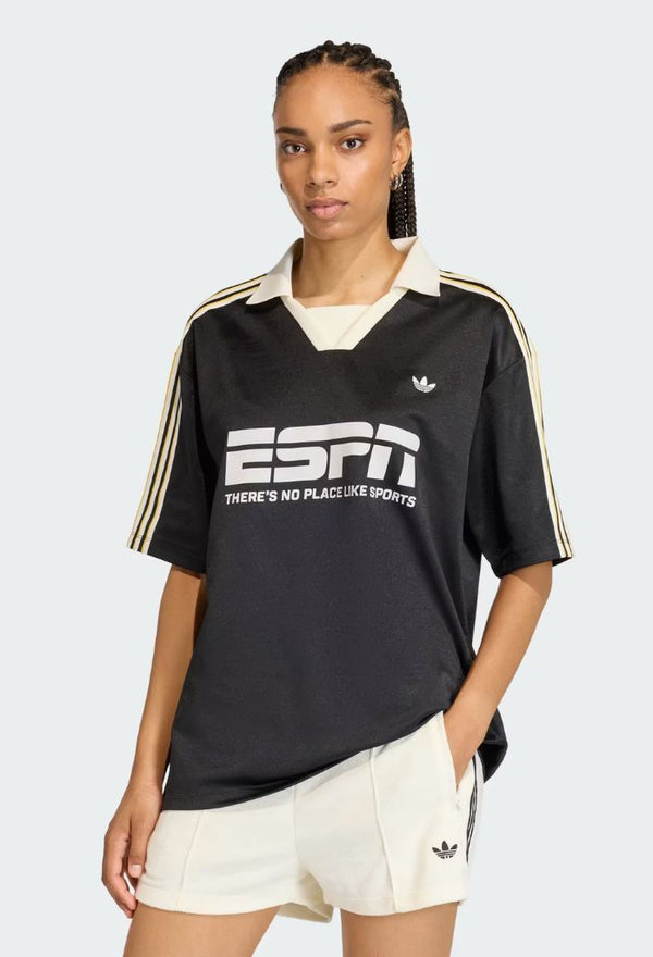 T-shirt Adidas nera con logo ESPN e colletto bianco.
