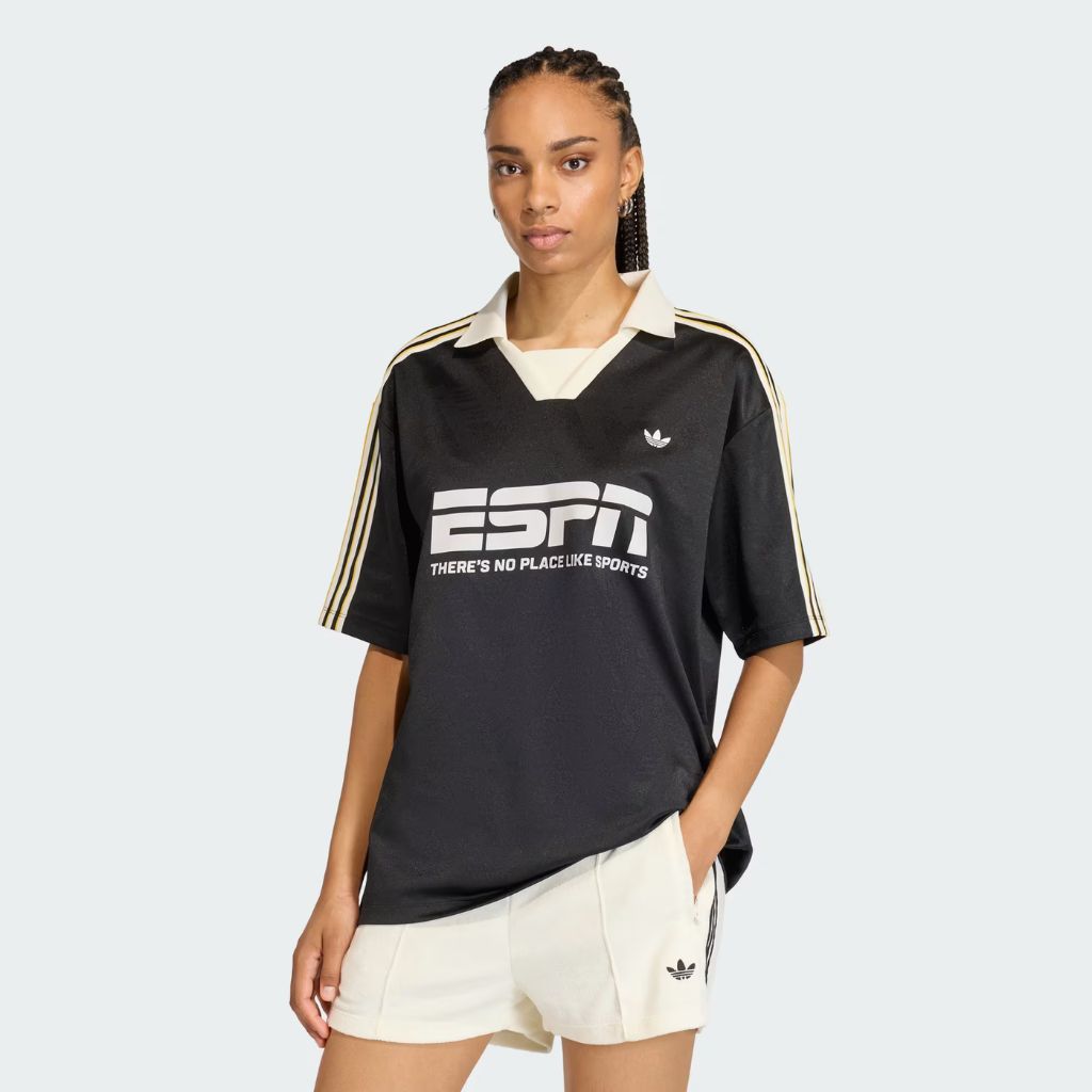T-shirt Adidas nera con logo ESPN e colletto bianco.