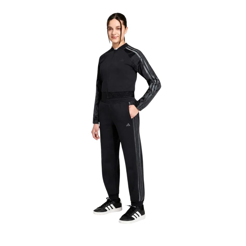 Tuta Adidas nera con giacca bomber corta e pantaloni con bande grigie