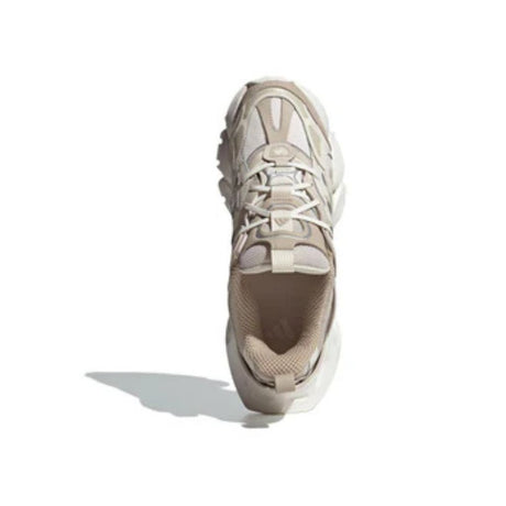 Sneaker Adidas XLG Runner Deluxe IH7799 in beige e bianco con suola chunky oversize, tomaia multimateriale e silhouette ispirata al running degli anni 2000