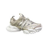Sneaker Adidas XLG Runner Deluxe IH7799 in beige e bianco con suola chunky oversize, tomaia multimateriale e silhouette ispirata al running degli anni 2000