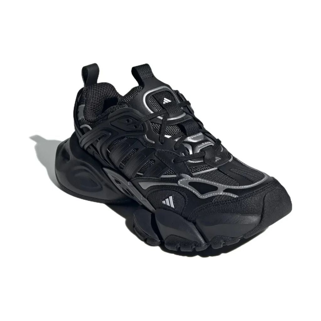 Sneaker Adidas XLG Runner Deluxe completamente nera in pelle premium, con design stratificato ispirato al running anni 2000 e suola robusta coordinata.