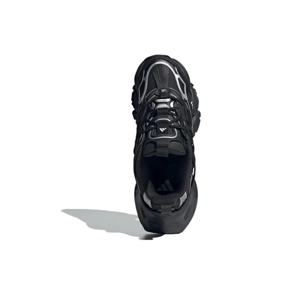 Sneaker Adidas XLG Runner Deluxe completamente nera in pelle premium, con design stratificato ispirato al running anni 2000 e suola robusta coordinata.