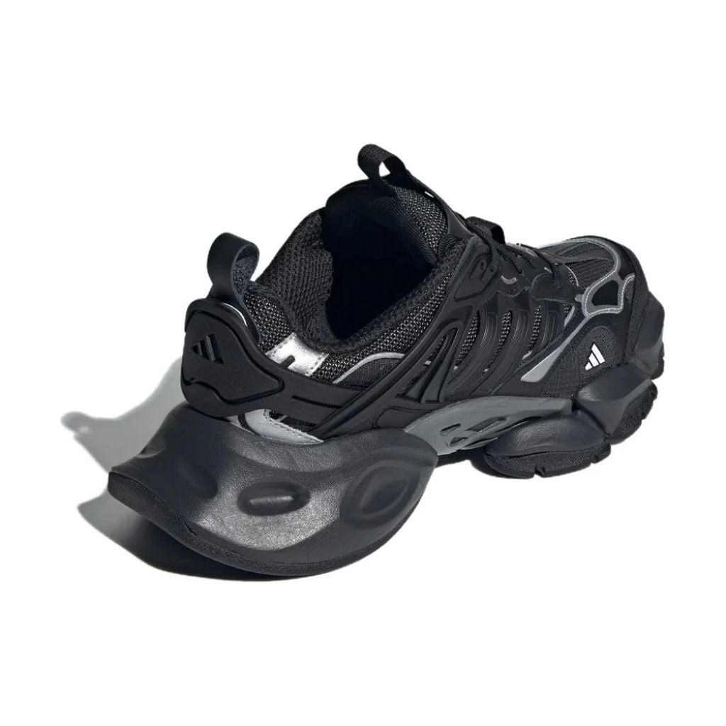 Sneaker Adidas XLG Runner Deluxe completamente nera in pelle premium, con design stratificato ispirato al running anni 2000 e suola robusta coordinata.