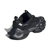 Sneaker Adidas XLG Runner Deluxe completamente nera in pelle premium, con design stratificato ispirato al running anni 2000 e suola robusta coordinata.