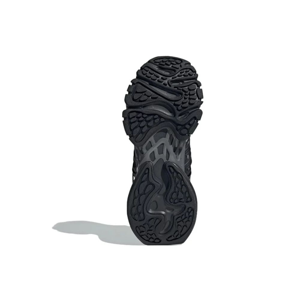 Sneaker Adidas XLG Runner Deluxe completamente nera in pelle premium, con design stratificato ispirato al running anni 2000 e suola robusta coordinata.