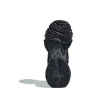 Sneaker Adidas XLG Runner Deluxe completamente nera in pelle premium, con design stratificato ispirato al running anni 2000 e suola robusta coordinata.