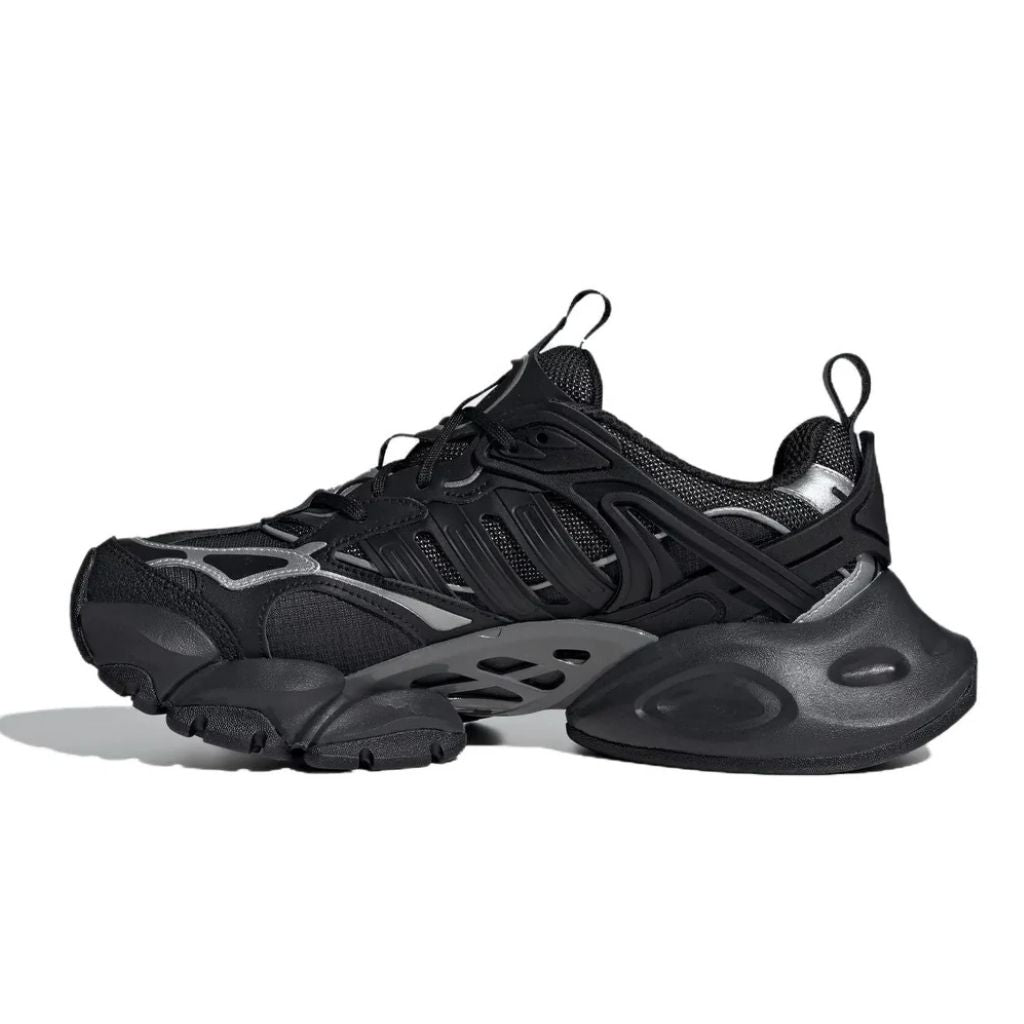 Sneaker Adidas XLG Runner Deluxe completamente nera in pelle premium, con design stratificato ispirato al running anni 2000 e suola robusta coordinata.