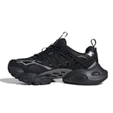 Sneaker Adidas XLG Runner Deluxe completamente nera in pelle premium, con design stratificato ispirato al running anni 2000 e suola robusta coordinata.