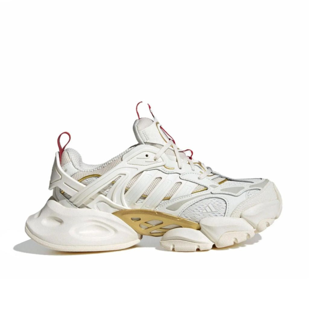 Adidas XLG Runner Deluxe bianco sporco con dettagli oro metallizzato e rosso