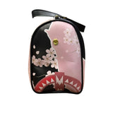 Borsa bauletto rosa e nera con fiori di ciliegio, frase scritta e tracolla