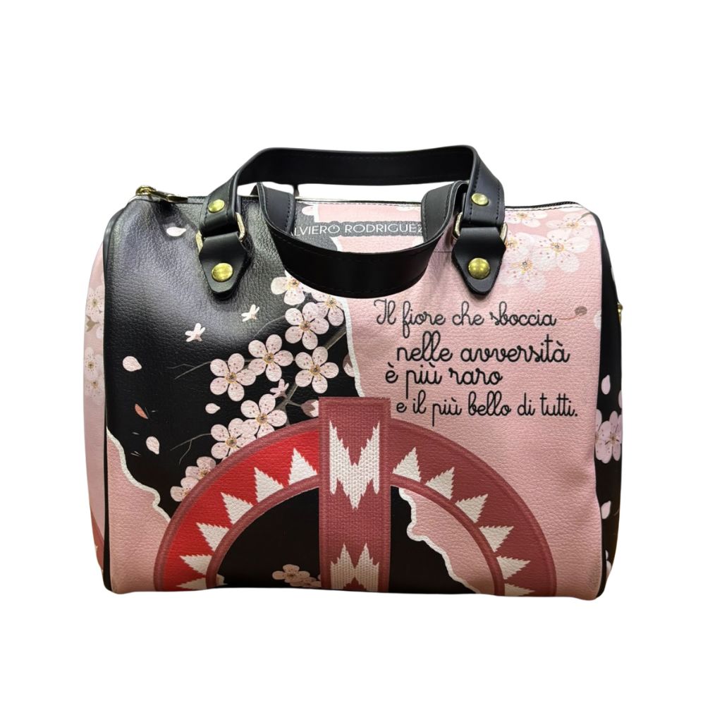 Borsa bauletto rosa e nera con fiori di ciliegio, frase scritta e tracolla