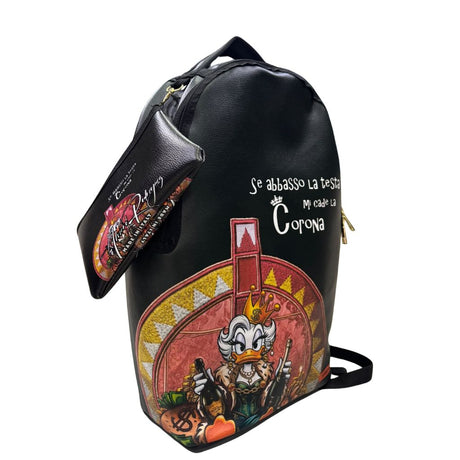 Zaino in ecopelle nero con stampa illustrata, frase sulla corona e pochette abbinata