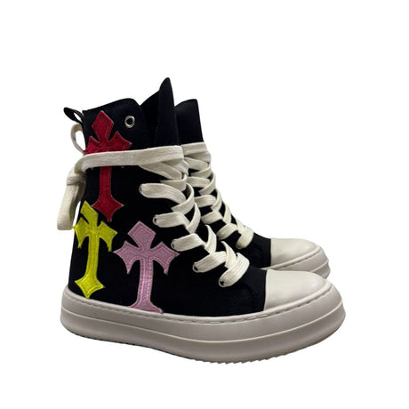 Sneaker alta Censored Croix Patch nera in tela con croci colorate e suola platform panna