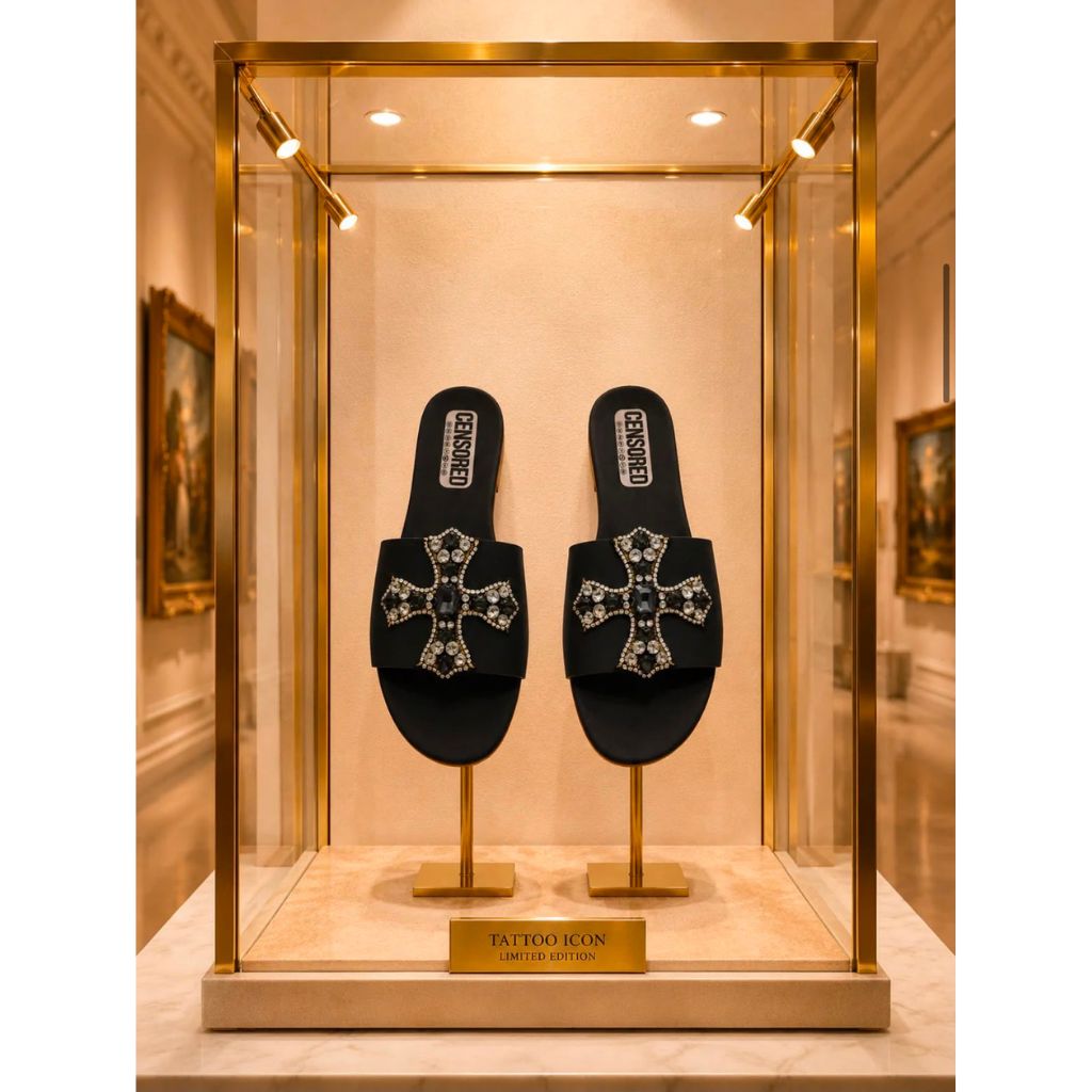 Ciabatta flat nera con croce maltese in cristalli bianchi e pietre antracite.