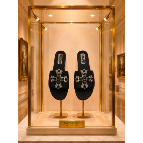 Ciabatta flat nera con croce maltese in cristalli bianchi e pietre antracite.