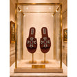 Ciabatta flat suede mogano con croce maltese in pietre rubino e perle bianche.