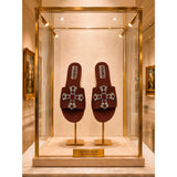 Ciabatta flat suede mogano con croce maltese in pietre rubino e perle bianche.