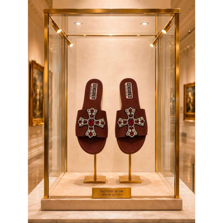 Ciabatta flat suede mogano con croce maltese in pietre rubino e perle bianche.