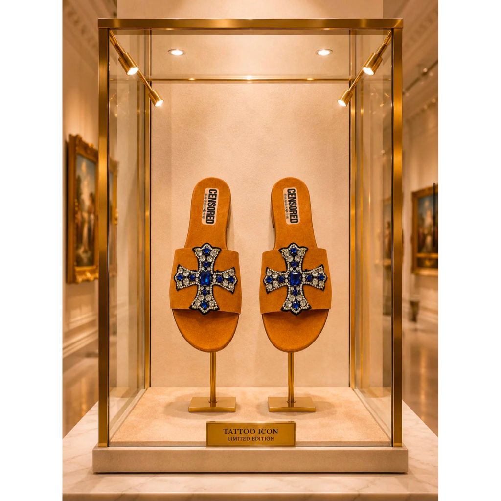 Ciabatta flat suede camel con croce maltese in pietre blu e cristalli.