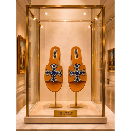 Ciabatta flat suede camel con croce maltese in pietre blu e cristalli.