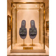 Ciabatta flat suede grigio ardesia con croce maltese in pietra nera e cristalli.