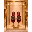 Ciabatta flat suede cremisi con croce maltese in pietre rubino e cristalli.