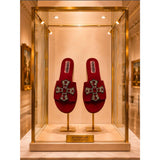 Ciabatta flat suede cremisi con croce maltese in pietre rubino e cristalli.