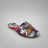Sandalo flat donna stampa graffiti pop multicolor con corona-gioiello strass e perla.