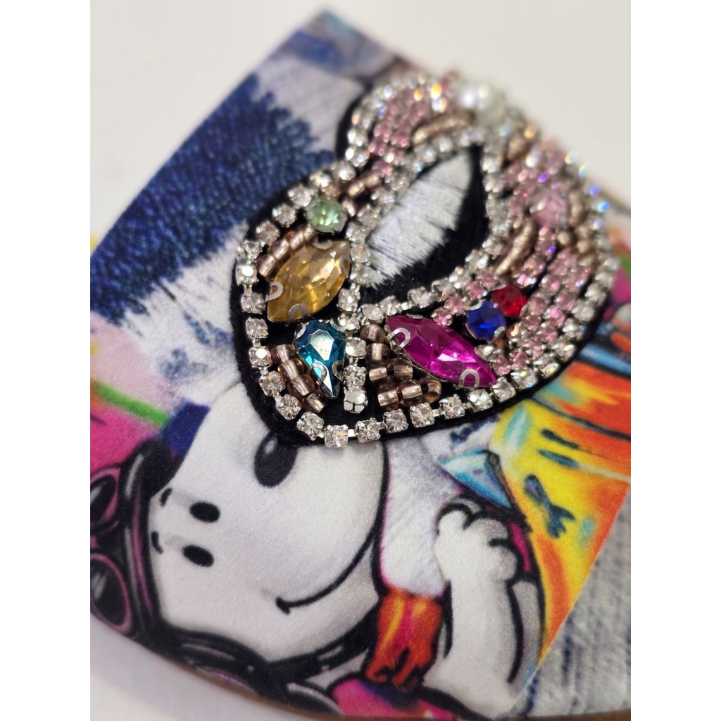 Sandalo flat donna stampa graffiti pop multicolor con corona-gioiello strass e perla.