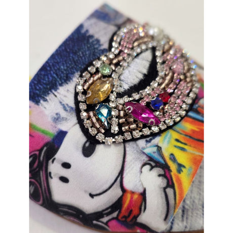 Sandalo flat donna stampa graffiti pop multicolor con corona-gioiello strass e perla.