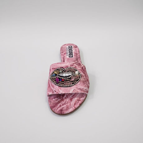 Sandalo flat donna rosa con frange e corona-gioiello strass multicolor.