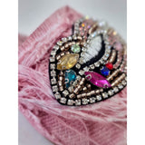 Sandalo flat donna rosa con frange e corona-gioiello strass multicolor.