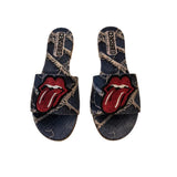 Ciabatta flat donna denim destroyed con patch bocca e lingua in strass rossi.