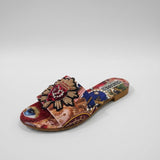 Sandalo flat donna stampa barocca sacra con aureole e spilla-gioiello dorata.