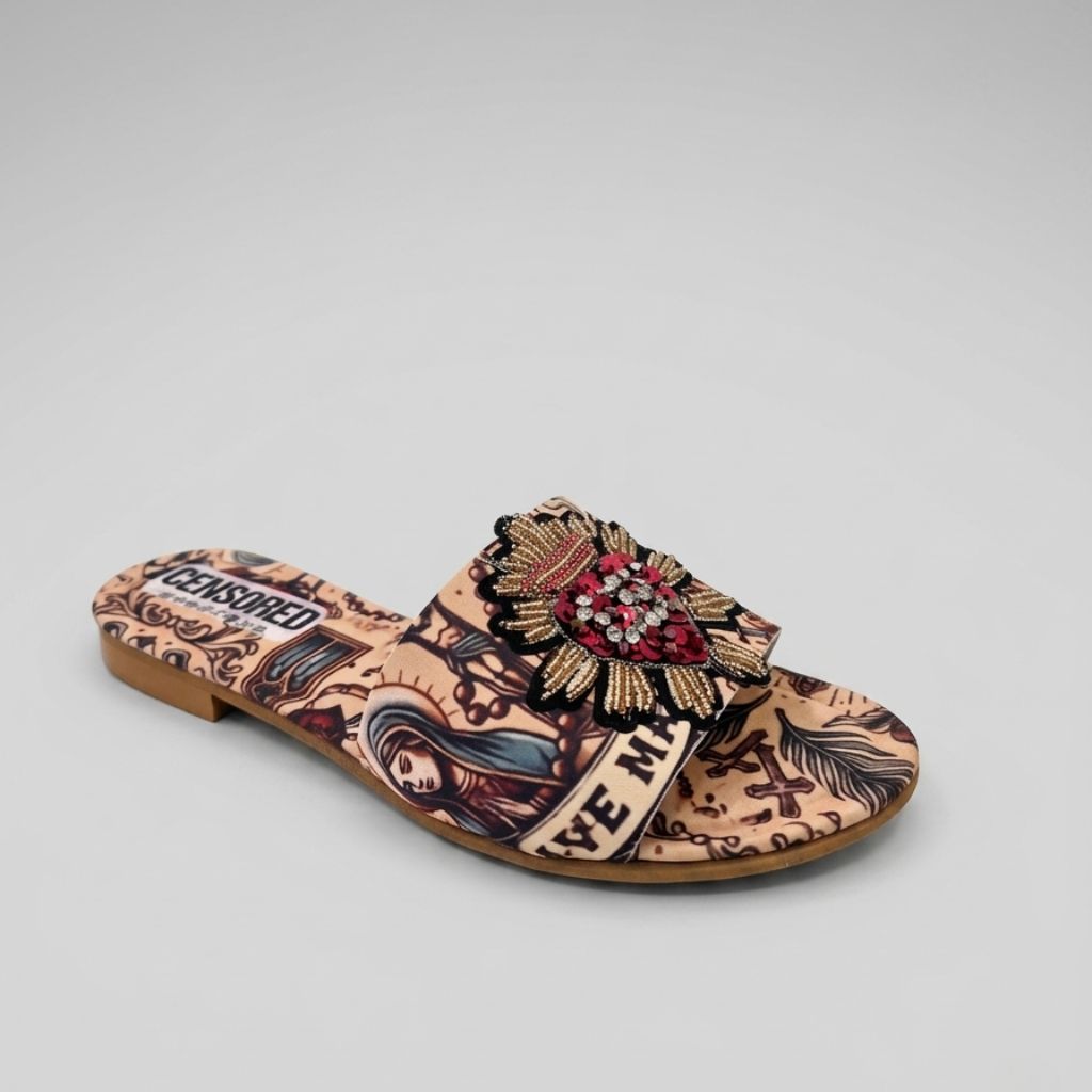 Sandalo flat donna stampa tattoo old school nude con spilla-gioiello dorata e cristalli rossi.