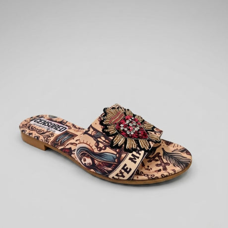 Sandalo flat donna stampa tattoo old school nude con spilla-gioiello dorata e cristalli rossi.