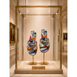 Sandalo flat donna stampa graffiti pop multicolor con corona-gioiello strass e perla.