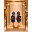 Ciabatta flat donna denim destroyed con patch bocca e lingua in strass rossi.