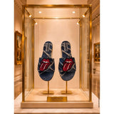 Ciabatta flat donna denim destroyed con patch bocca e lingua in strass rossi.