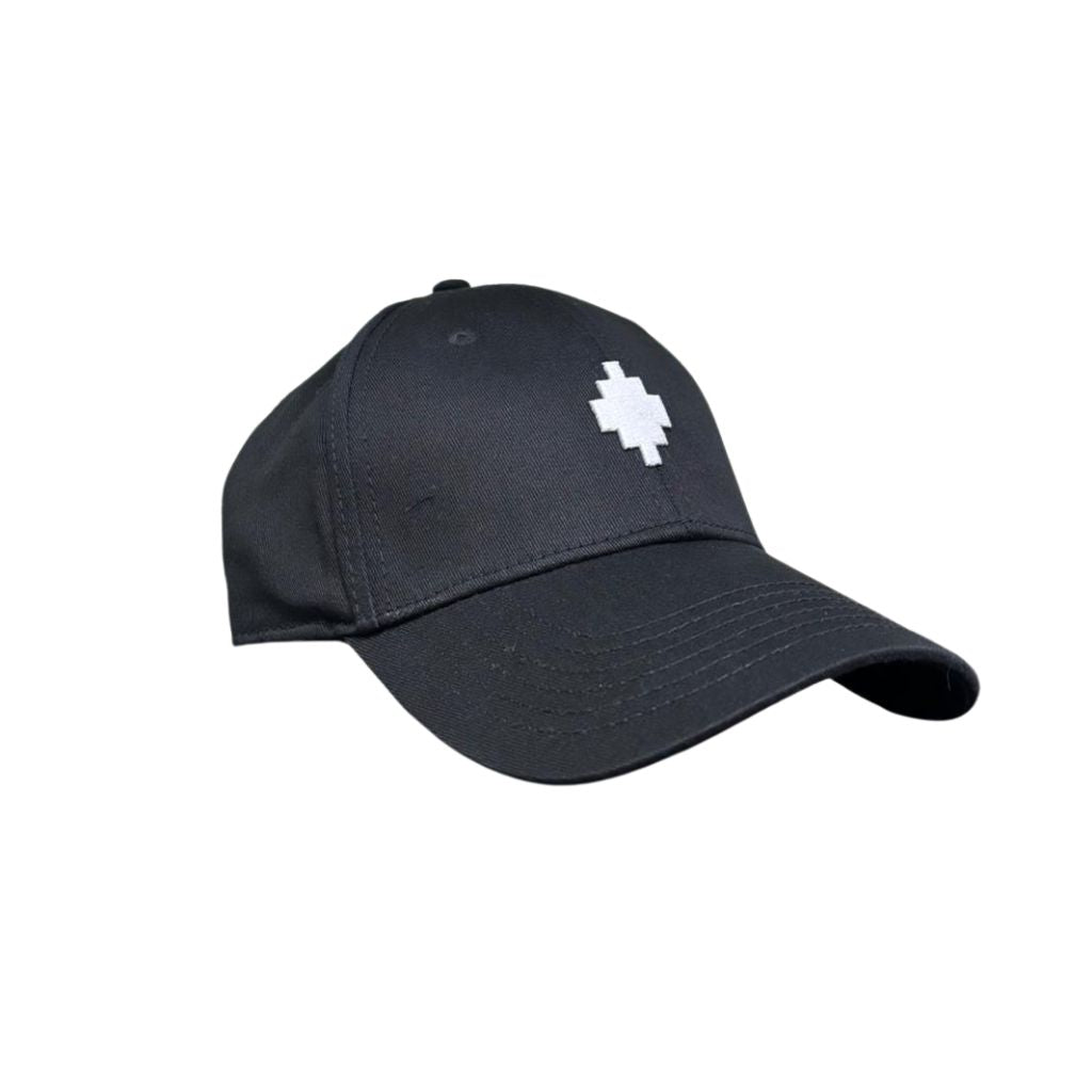 Cappello baseball County of Milan in cotone nero con logo geometrico ricamato in bianco sul fronte.