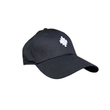 Cappello baseball County of Milan in cotone nero con logo geometrico ricamato in bianco sul fronte.
